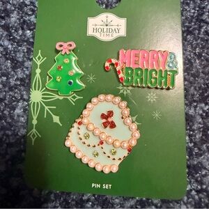 Holiday Time Gold Pin Set